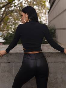 SHEIN BAE Camiseta corta bajo con tiras cruzadas tejida de canalé de cuello alto - Negro - Ver 2