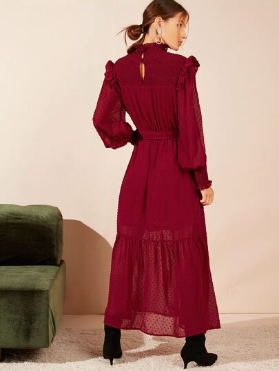 Robe unicolore à volants avec plis et nœud