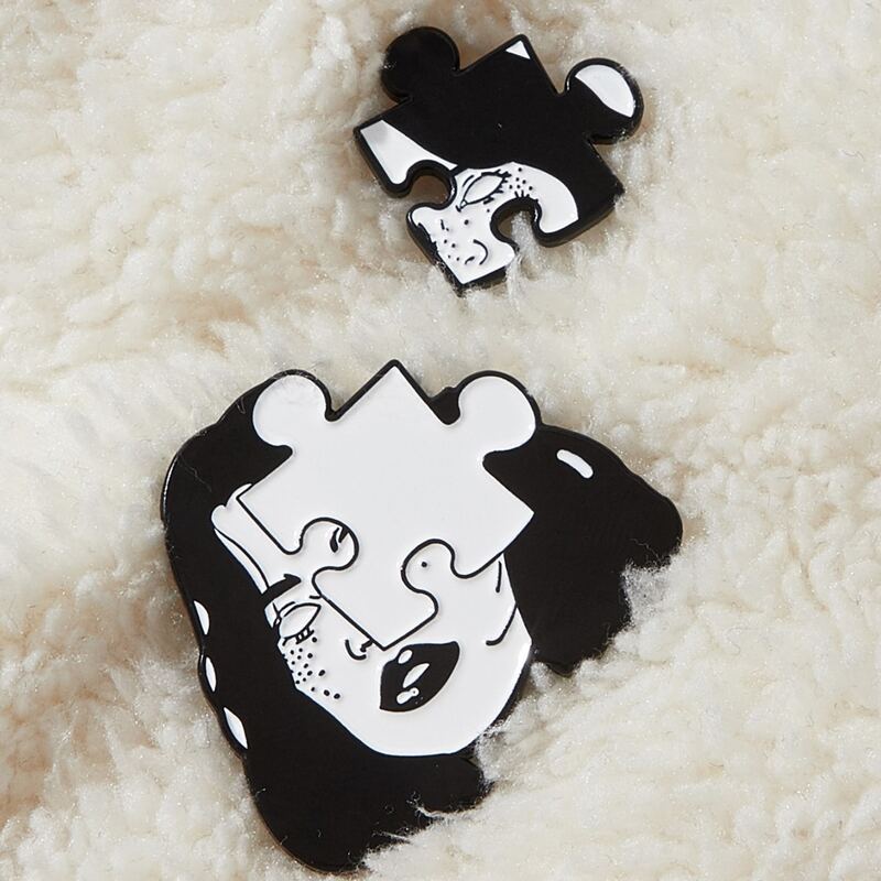 

2pcs Puzzle Design Figure Brooch Set, Black and white