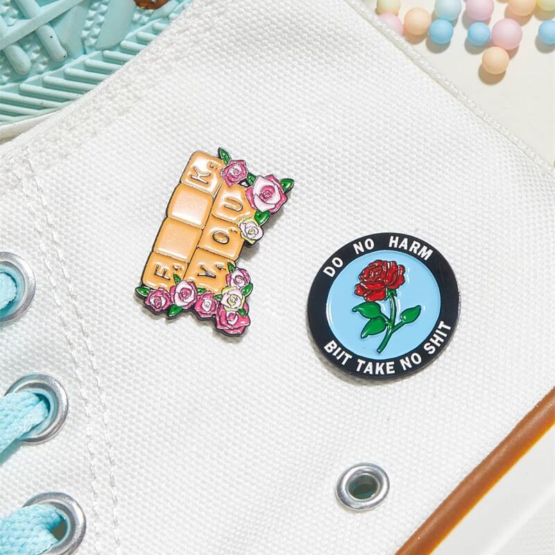 

2pcs Letter Flower Engraved Brooch, Multicolor