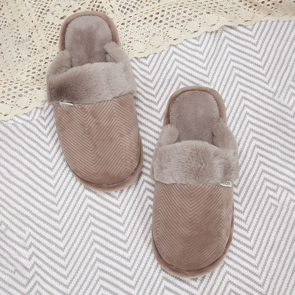 

Men Chevron Pattern Fluffy Slippers, Brown