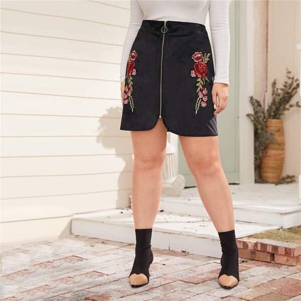 

Plus O-ring Zip Floral Embroidered Velvet Straight Skirt, Black