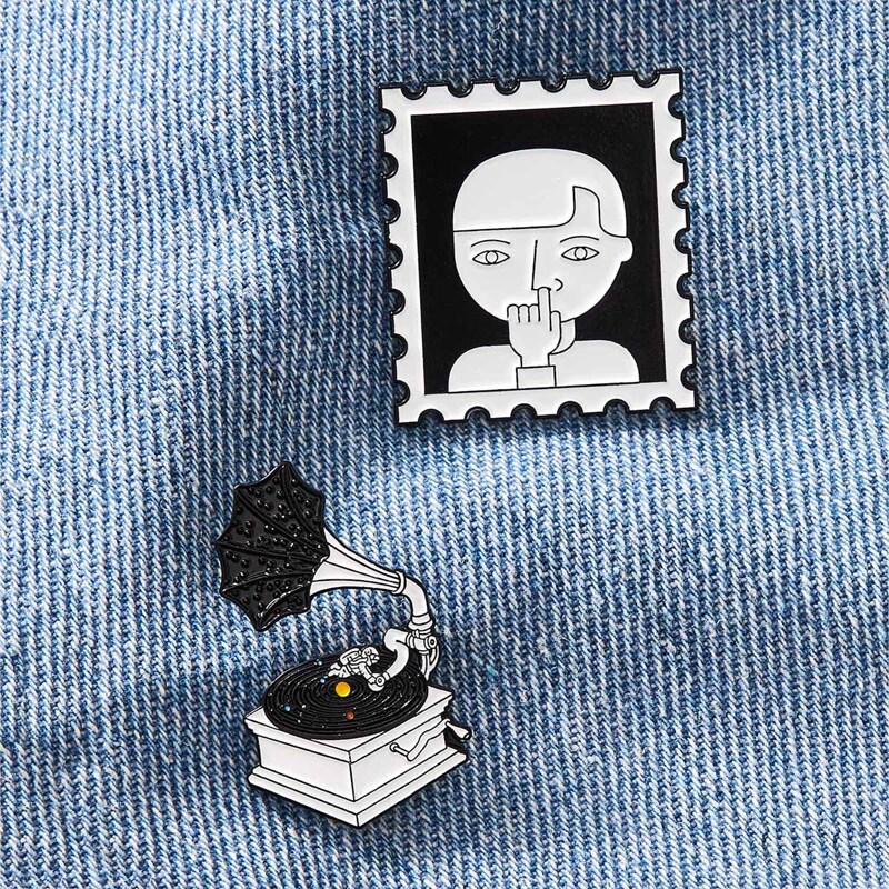 

2pcs Phonograph & Figure Brooch, Black and white
