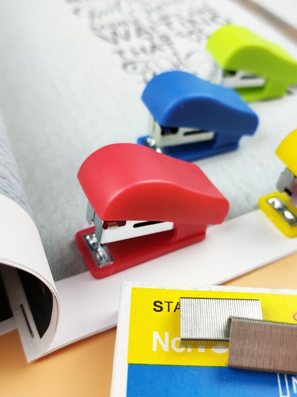 

1pc Solid Mini Stapler