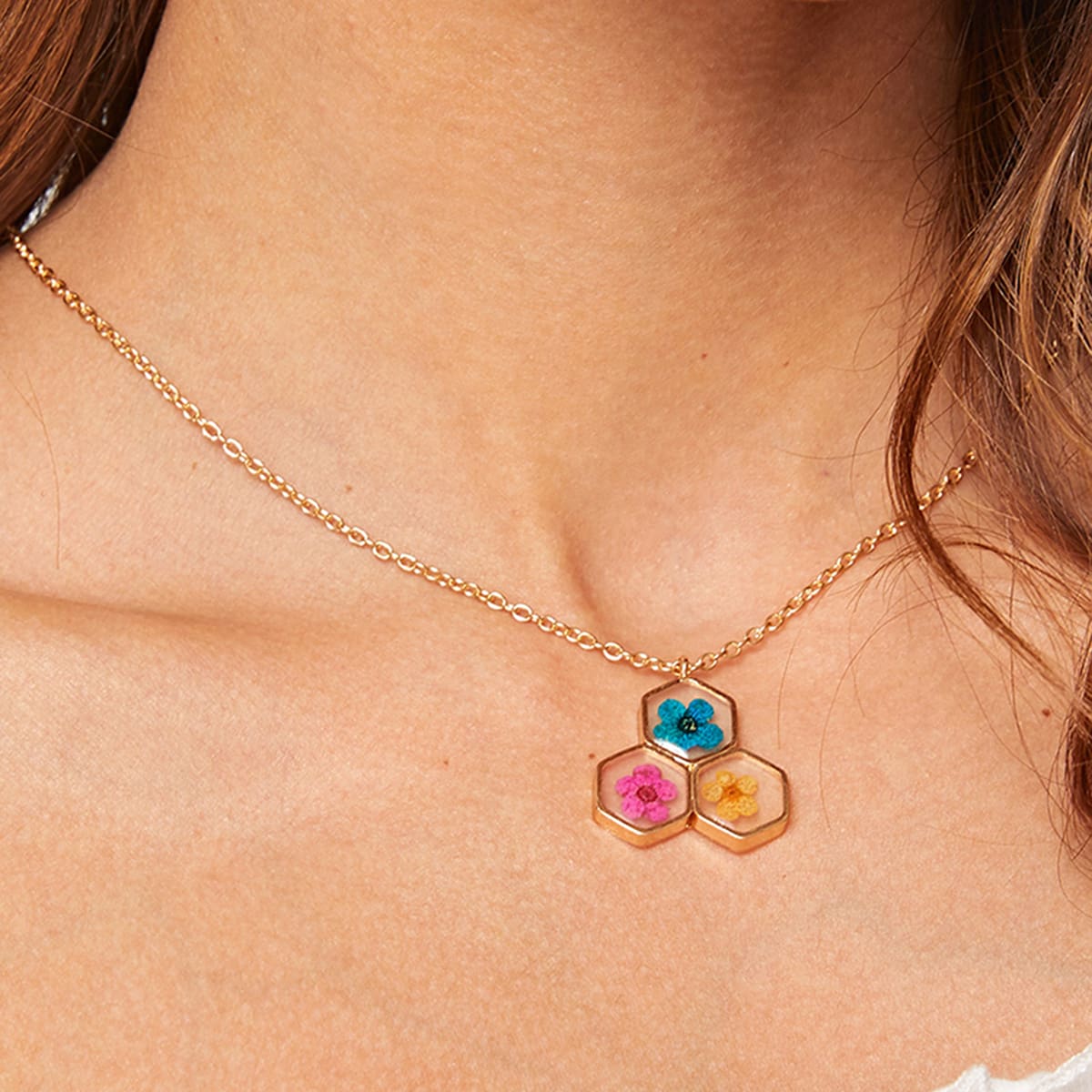 

1pc Flower Embedded Necklace, Gold