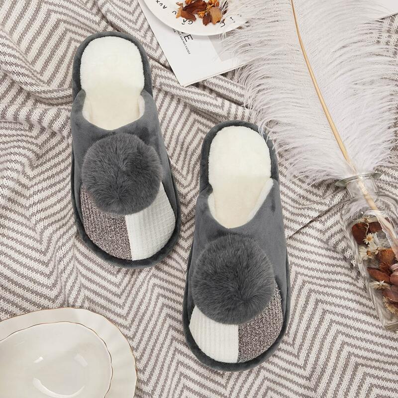 

Guys Pom Pom Decor Color Block Fuzzy Slippers, Grey