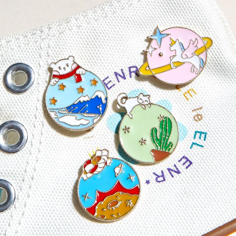 

4pcs Cartoon Planet Design Brooch, Multicolor