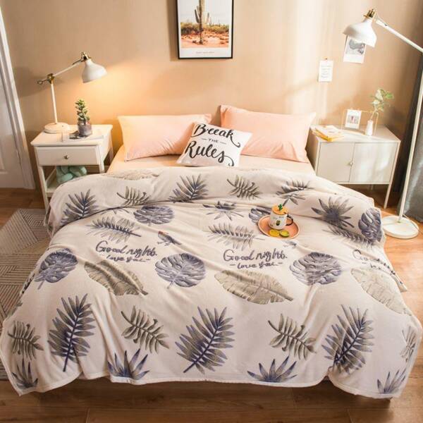

Leaf & Slogan Print Blanket, Multicolor