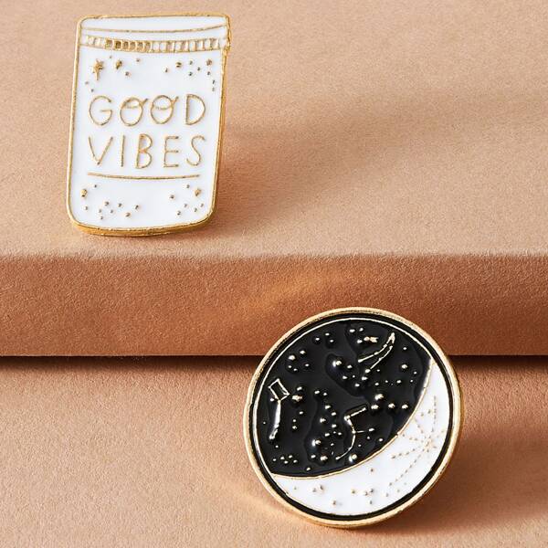 

2pcs Letter Engraved Brooch, Multicolor