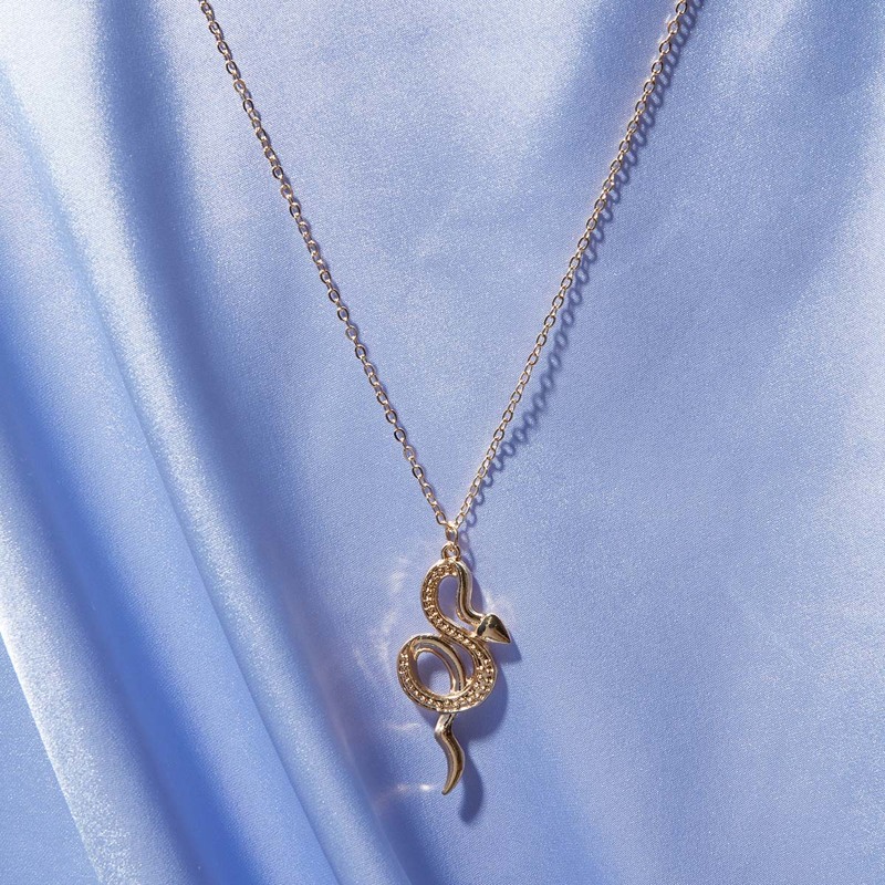 

1pc Snake Pendant Necklace, Gold