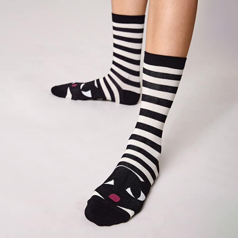 

1pair Striped Pattern Socks, Black and white