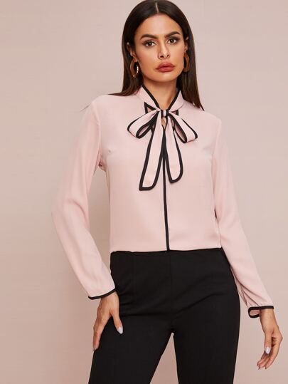 لباس علوي بشريط مقوس متباين وبربطة عنق