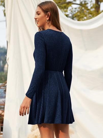 Vestido bajo amplio tejido de canalé unicolor sin cinturón