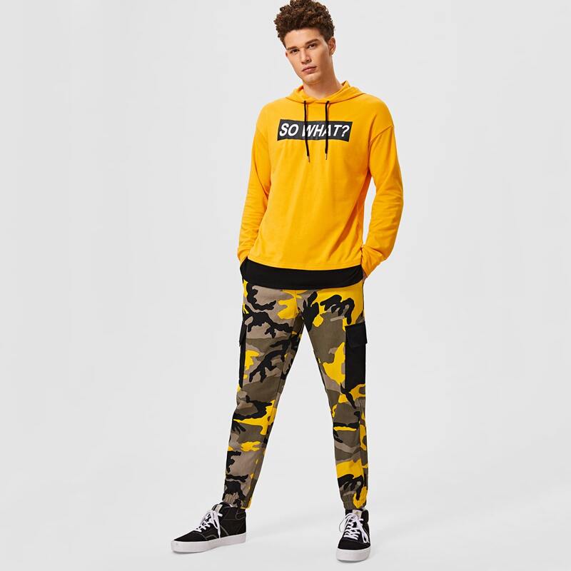 

Guys Letter Graphic Hoodie & Flap Pocket Camo Cargo Pants Set, Multicolor