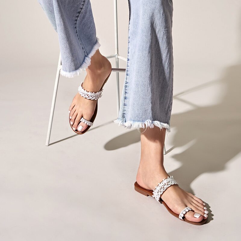 

Toe Ring Contrast Lace Sliders, White