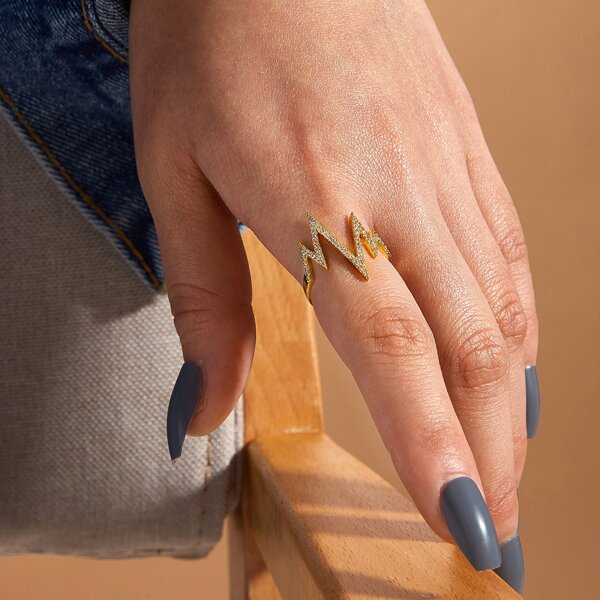 

1pc Rhinestone Engraved Wavy Line Design Ring, Gold