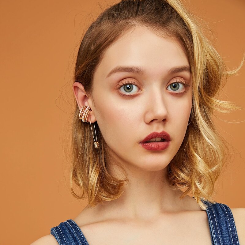 

2pcs Rhinestone Engraved Faux Pearl Earrings, Gold