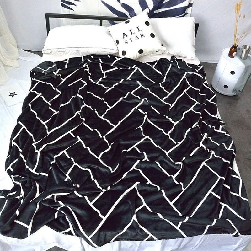 

1pc Geometric Pattern Blanket, Black and white