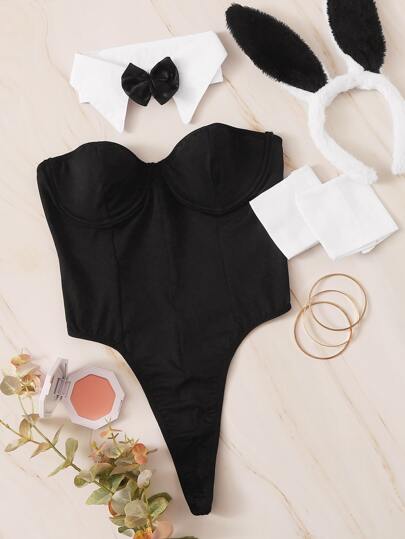 بلوزة داخلية تيدي ذات لِيْوقة وعصابة الرأس وأسورة اليد