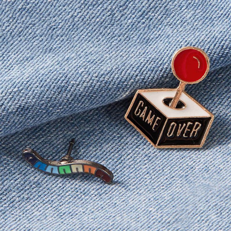 

2pcs Game Design Brooch, Multicolor