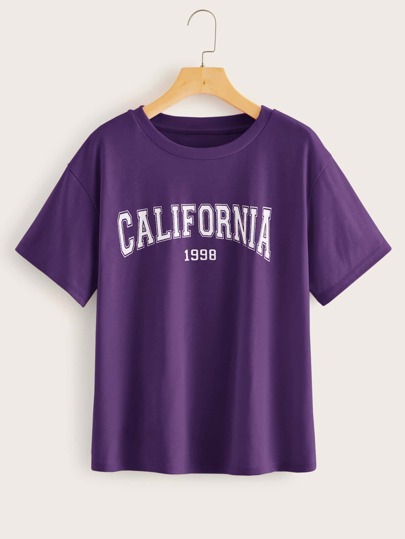 Maglietta viola con lettera grafica