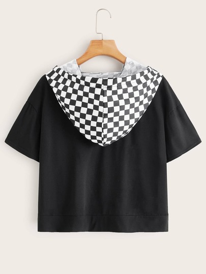 Camiseta con capucha de cuadros en contraste