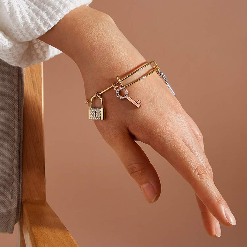 

1pc Rhinestone Decor Lock & Key Charm Bangle, Gold