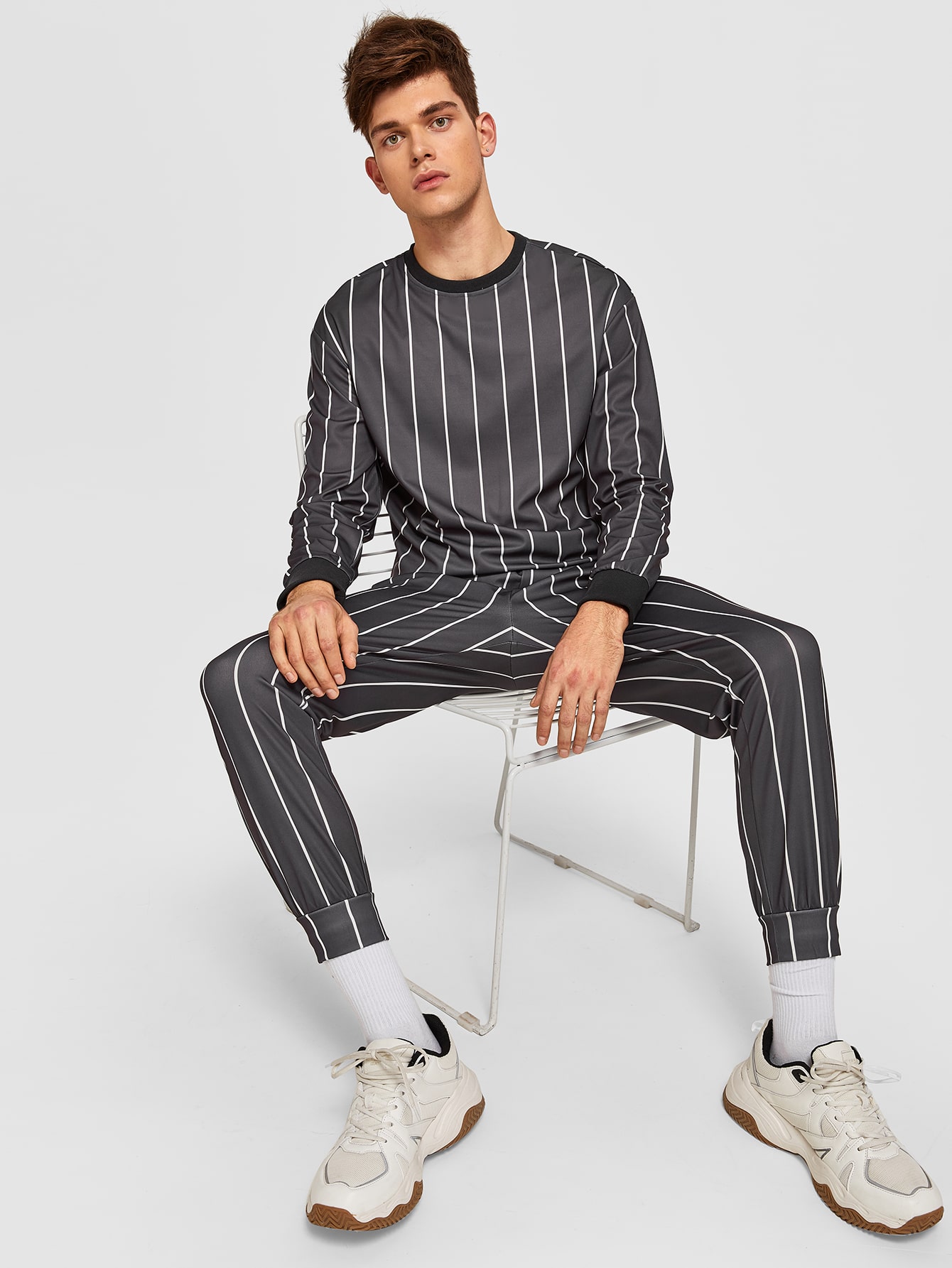 SHEIN Conjunto de hombres pullover de rayas con pantalones deportivos |  Mode de Mujer | SHEIN España