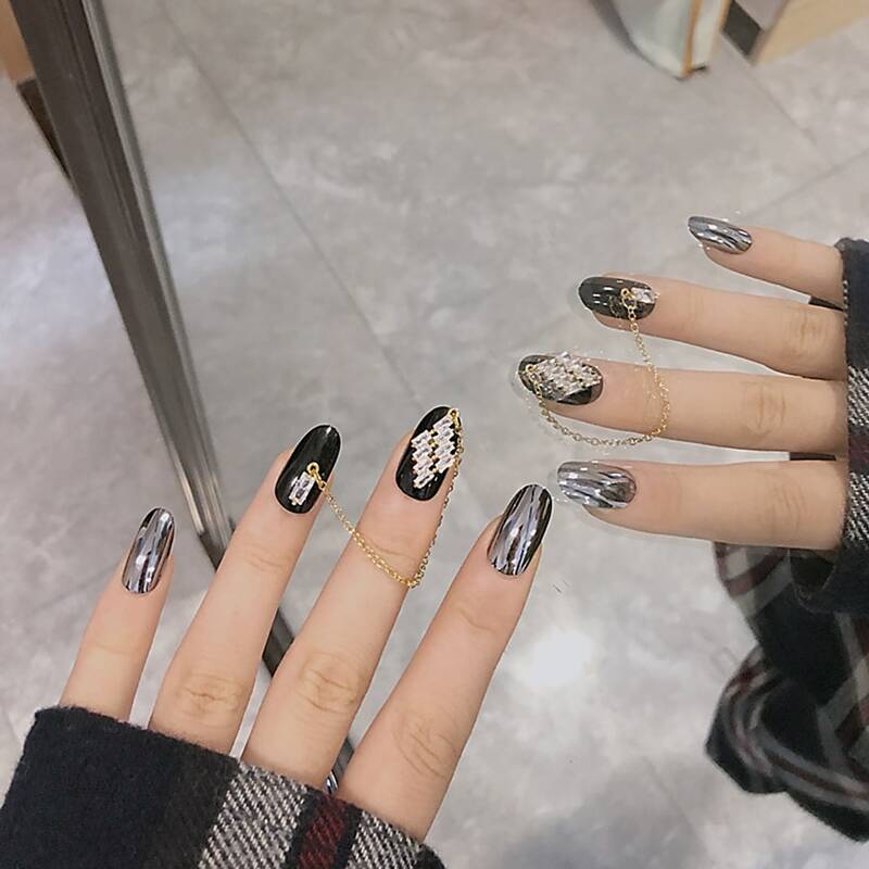 

24pcs Rhinestone Engraved & Chain Decor Fake Nails, Black