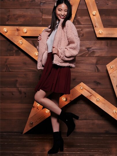 تنورة متزلجة مطوية مربعة الشكل مع سحاب خلفي