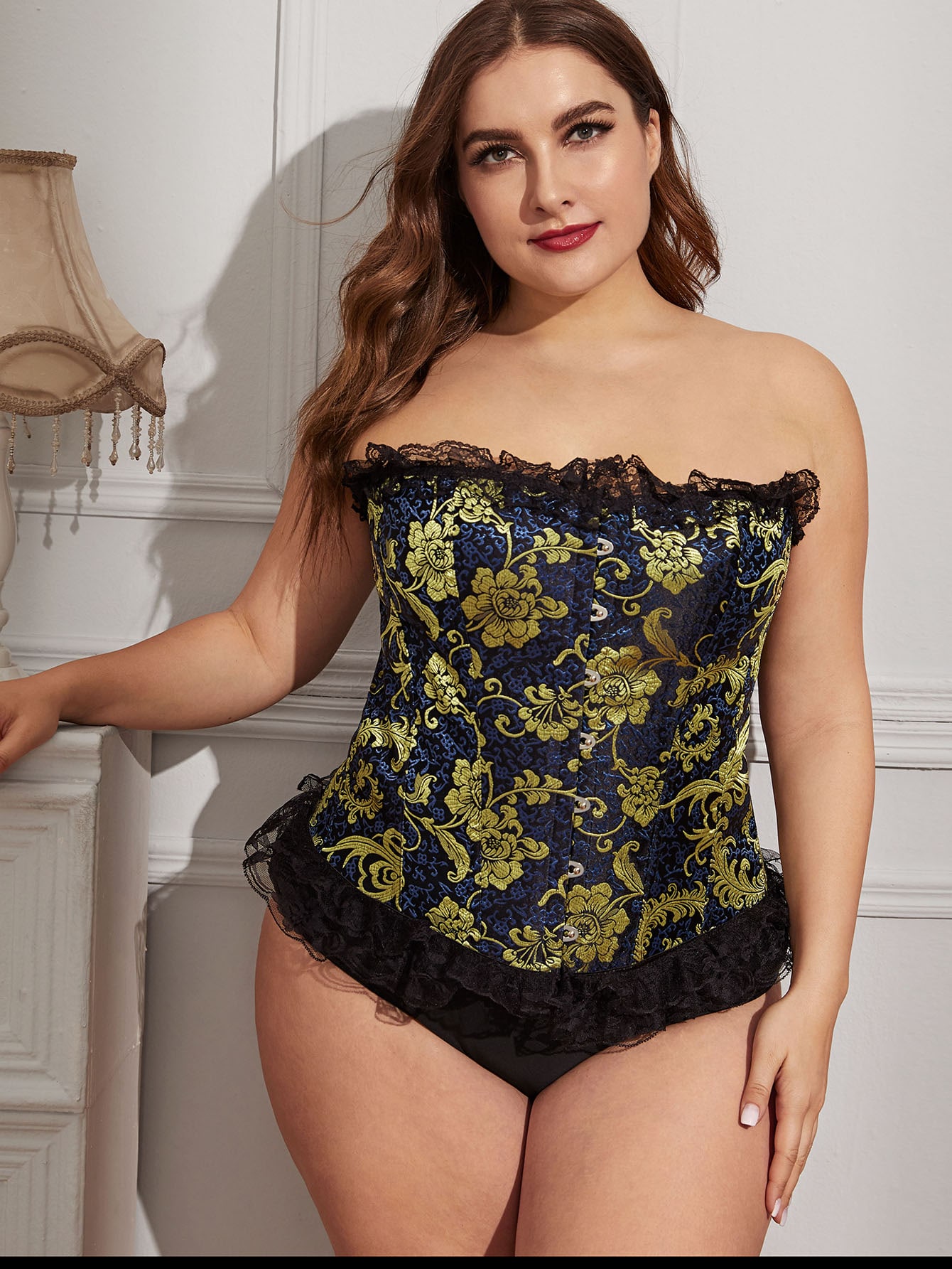 string gainant dentelle