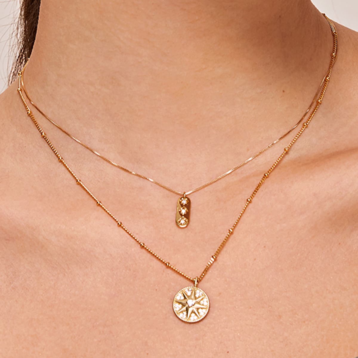 

2pcs Rhinestone Engraved Star Necklaces, Gold