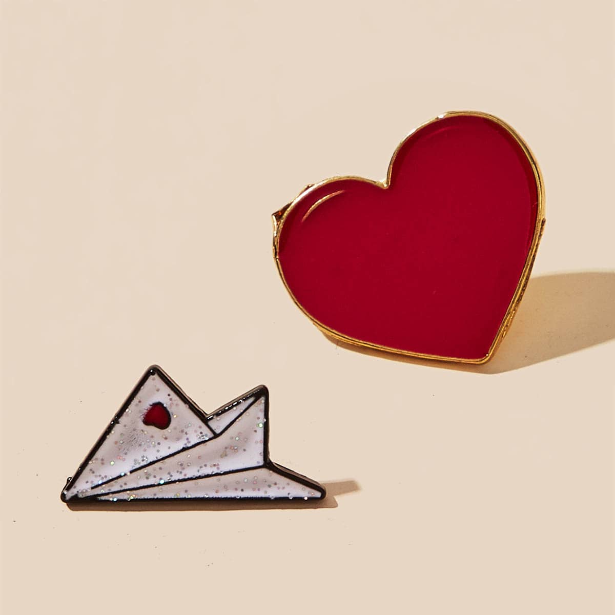 

2pcs Heart & Paper Airplane Brooch Set, Multicolor