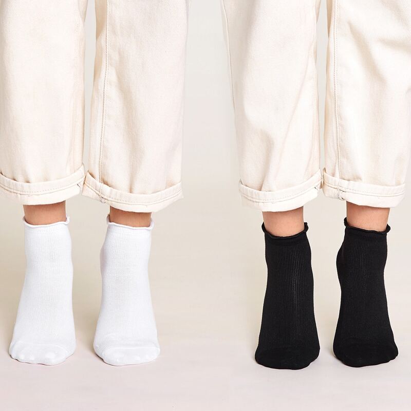

2pairs Solid Cotton Socks, Black and white