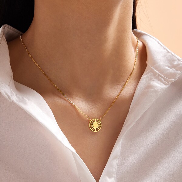 

1pc Hollow Out Sun Charm Necklace, Gold