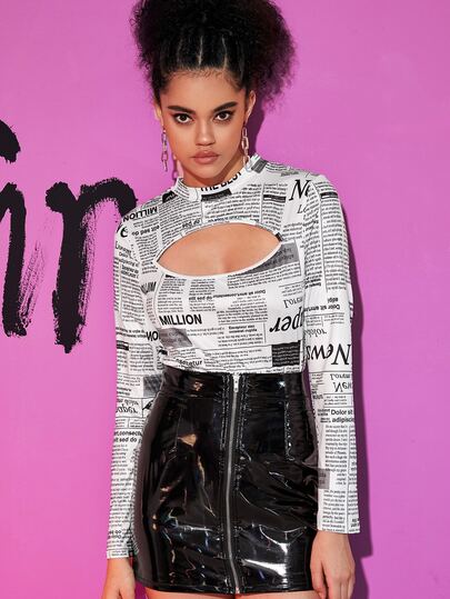 Maglietta peekaboo con collo dritto e stampa giornale