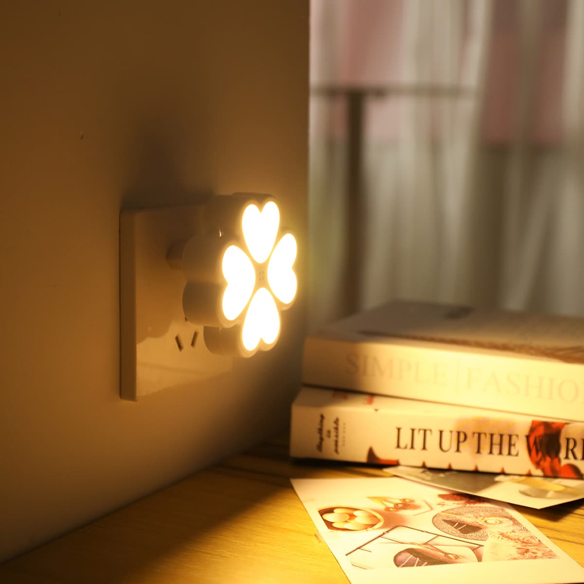 

Clover Shaped Wall Lamp, White