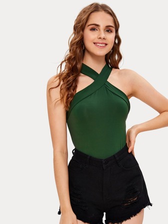 لباس علوي بحمالات ملائم الشكل وبلون موحد