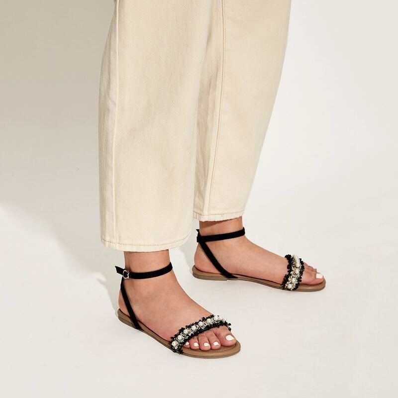 

Faux Pearl Decor Open Toe Ankle Strap Flat Sandals, Black and white
