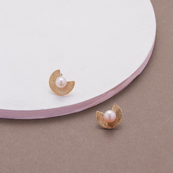 

1pair Pearl Center Mini Fan Stud Earrings, Gold