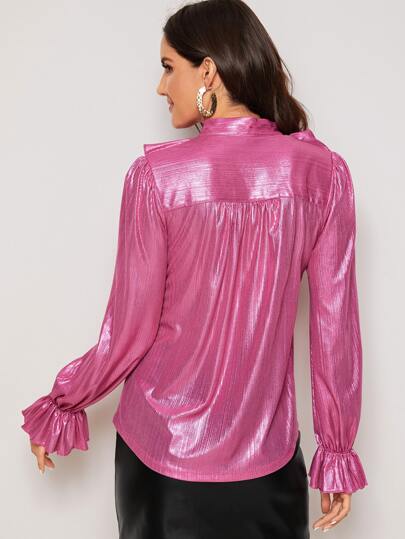 Top de color metálico de manga campanuda ribete fruncido de cuello con cordón