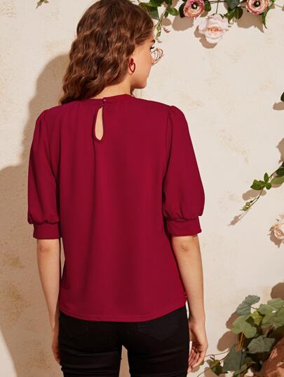 لباس علوي بلون موحد مع أكمام منتفخة