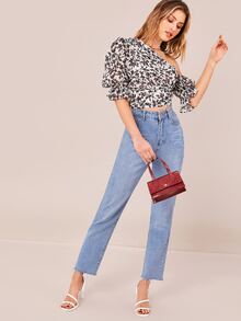 SHEIN Top floral fruncido de cuello asimétrico - Blanco y Negro - Ver 5