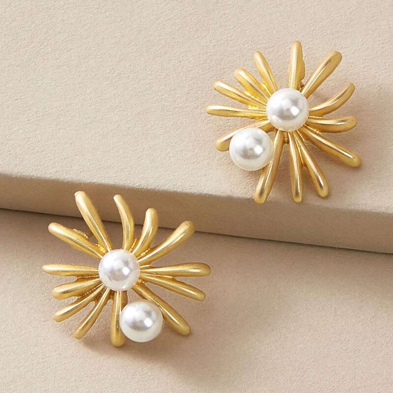 

1pair Faux Pearl Decor Flower Shaped Stud Earrings, Gold