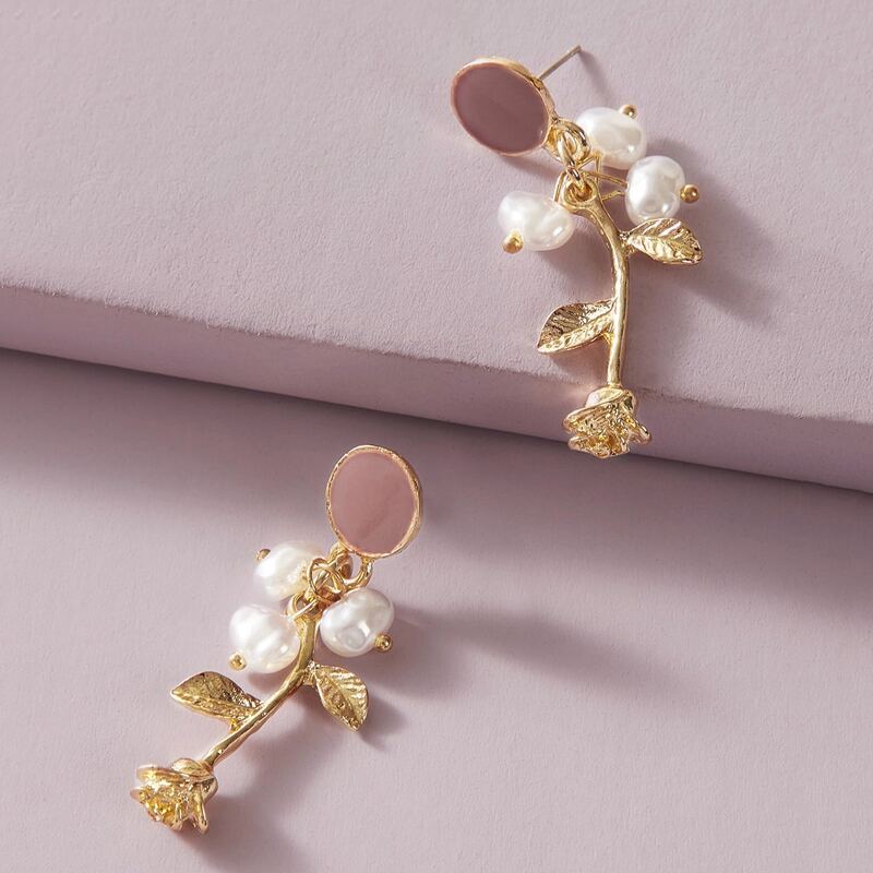 

1pair Rose Design Pearl Decor Drop Earrings, Multicolor