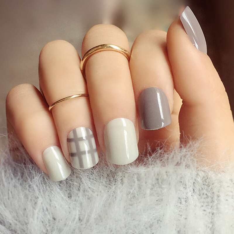 

24pcs Plaid Fake Nails, Multicolor
