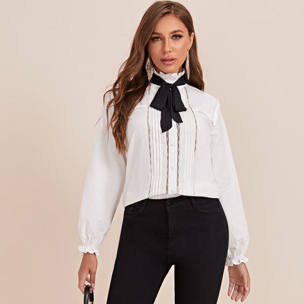 

Блуза с воротником-бантом и кружевной отделкой, Белые