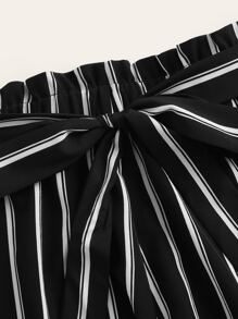 SHEIN Conjunto camiseta tejida de canalé pantalones de rayas de cintura con volante - Blanco y Negro - Ver 5