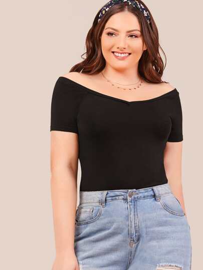 لباس علوي بلون موحد مقاس كبير وباكتاف مكشوفة