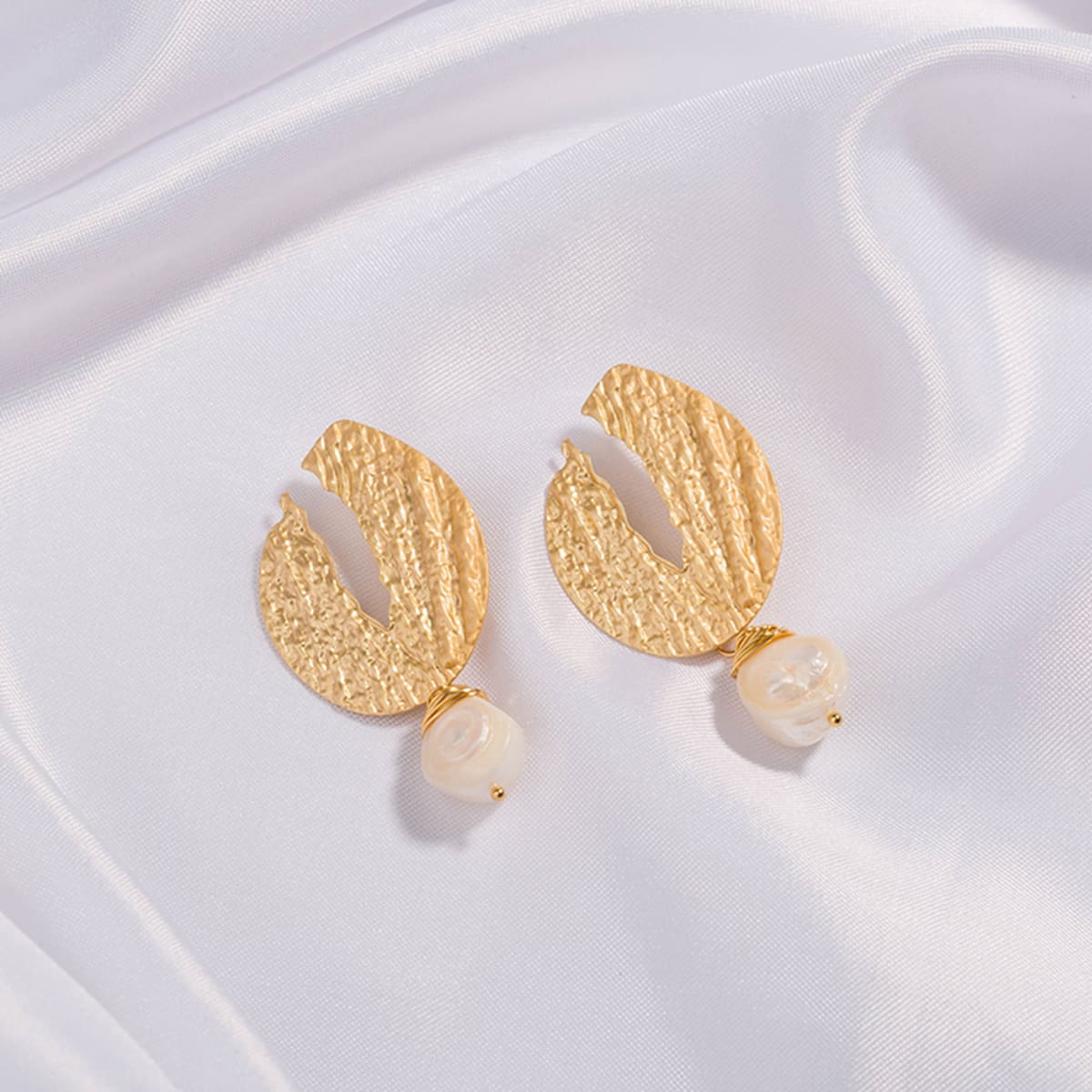 

1pair Textured Metal Faux Pearl Drop Earrings, Gold